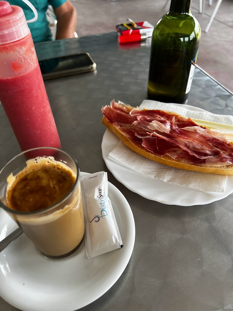 Desayuno con pan y jamón serrano con café en Venta La Raya